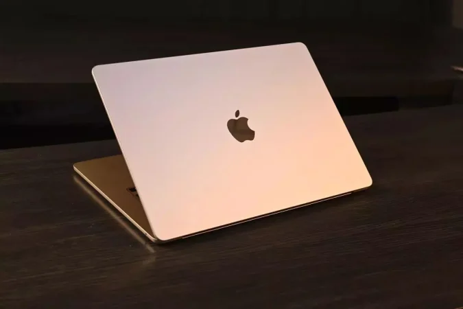 Apple MacBook