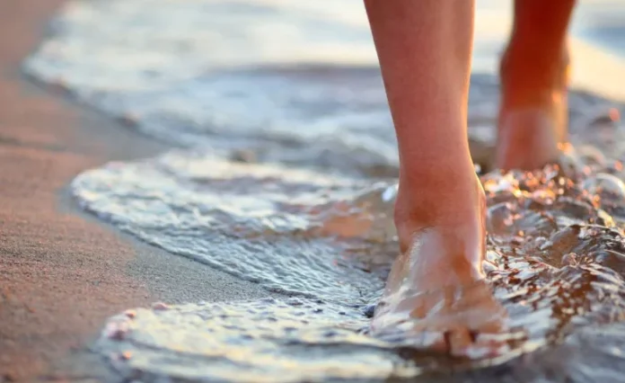 Caminar sobre la playa puede causar un grave problema de salud, alertan los médicos