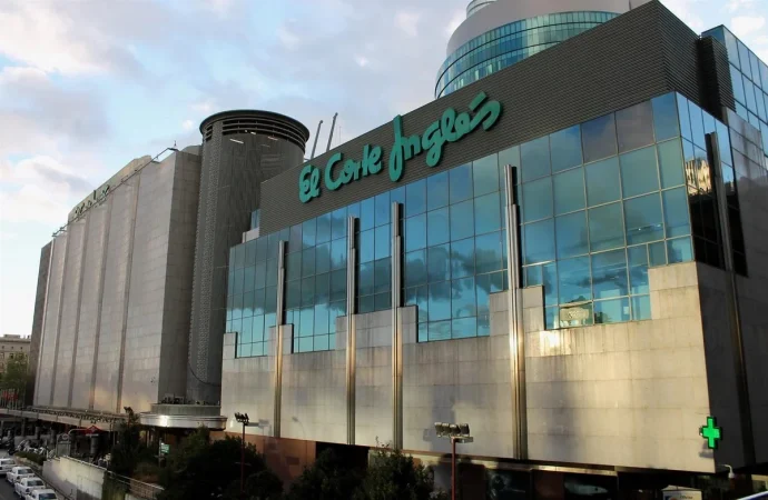 Celebra que somos los campeones de la Eurocopa con la camiseta oficial del equipo español que puedes encontrar en El Corte Inglés