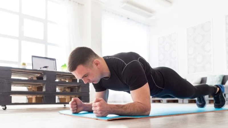 La plancha abdominal: Un ejercicio clave para eliminar la tripa cervecera 