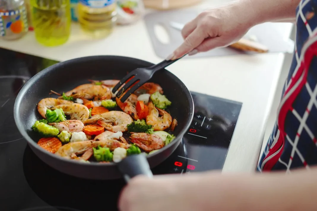 Olvídate de que se te pegue la comida gracias a Lidl y a su nueva sartén antiadherente