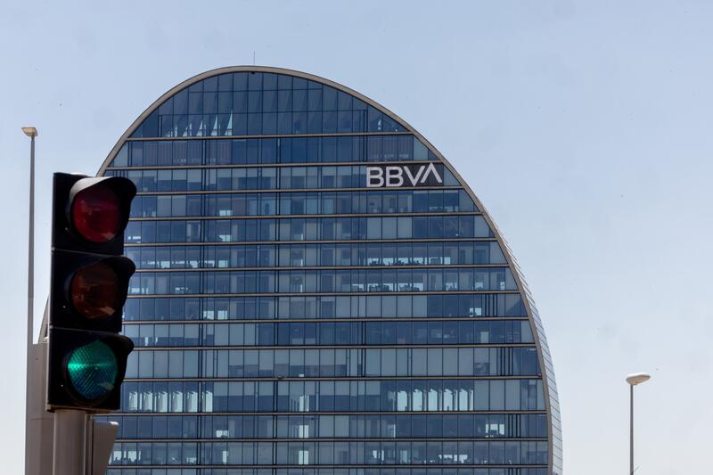 Banco Sabadell sufre una caída superior al 2% tras el visto bueno del BCE a la OPA de BBVA, que retrocede un 1,8%