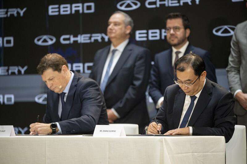 Ebro y Chery aplazan a 2025 la fabricación del Omoda 5 eléctrico en Barcelona