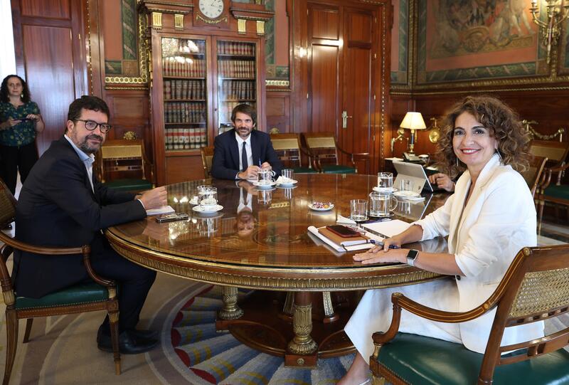 Comienzan las conversaciones para los PGE: Urtasun y Montero se reúnen en nombre de Sumar y PSOE