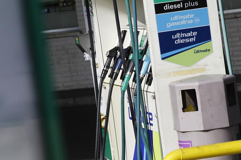 Los carburantes bajan casi un 2% en la última semana y marcan mínimos de enero de 2022