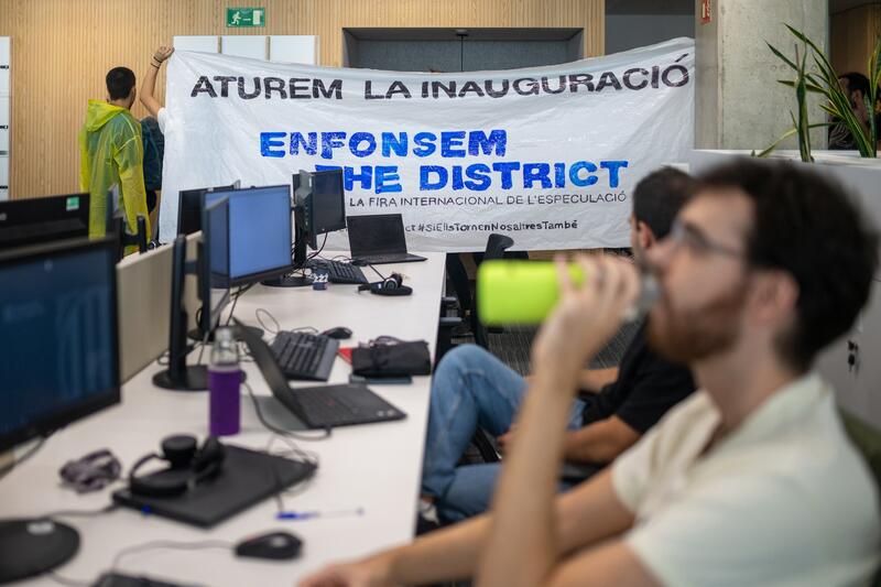 Manifestantes se cuelan en un edificio de la Generalitat para protestar contra el salón inmobiliario The District