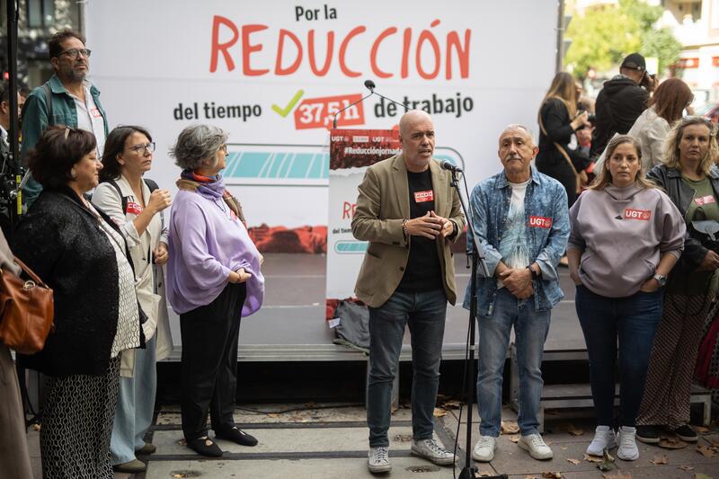 Cerca de 1.000 personas protestan frente a la CEOE en Madrid exigiendo una jornada laboral más corta