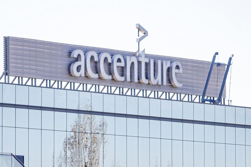 Accenture reporta un 5,7% más de ganancias en su año fiscal y anuncia un incremento en el dividendo