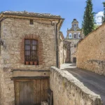 El pueblo de Segovia a 1 hora de Madrid libre de turismo para una escapada inolvidable