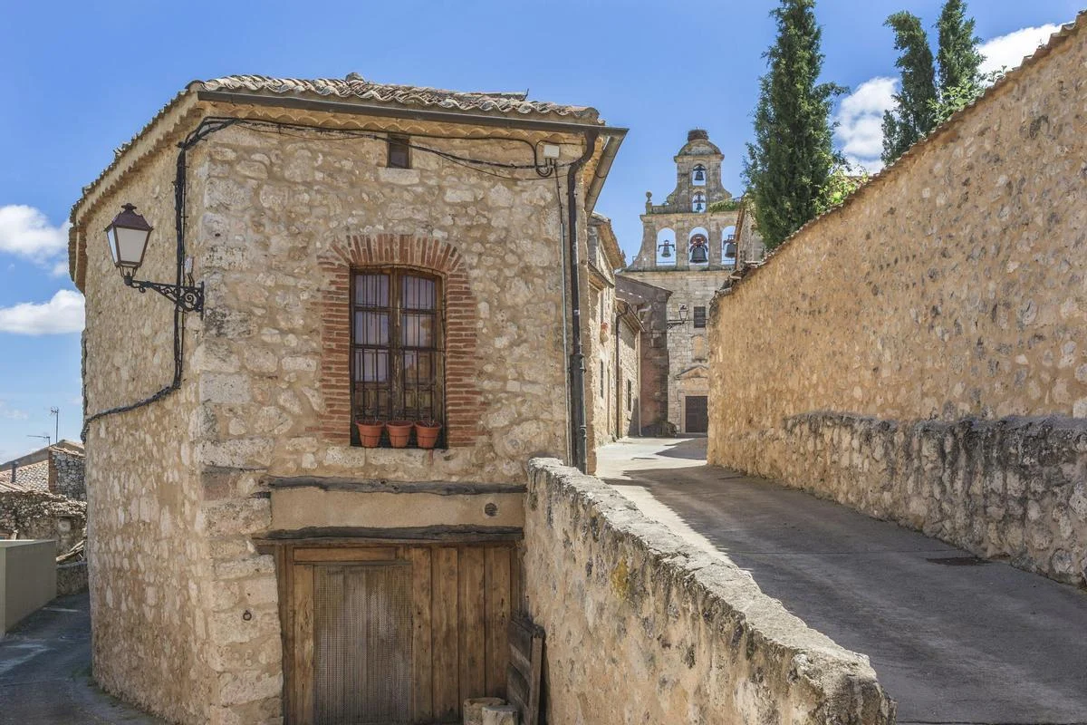 El pueblo de Segovia a 1 hora de Madrid libre de turismo para una escapada inolvidable