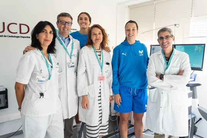 Las medallistas olímpicas Juana Camilión y Gracia Alonso de Armiño, del Movistar Estudiantes, pasan con éxito el reconocimiento médico en la Fundación Jiménez Díaz