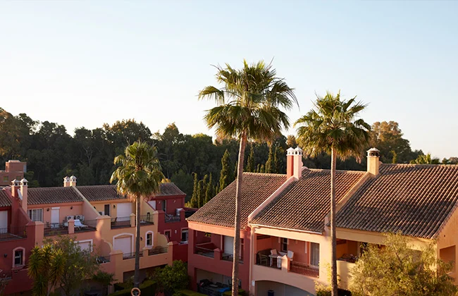 Invesco Real Estate, el negocio global de inversión inmobiliaria de Invesco Ltd. (NYSE: IVZ), ha adquirido un complejo de primera categoría de 34 casas adosadas en una zona residencial de 5.000 m² en Marbella, una de las principales ciudades de España.