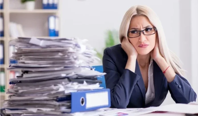 Acaba con el estrés laboral al instante con esta rutina de yoga en la oficina