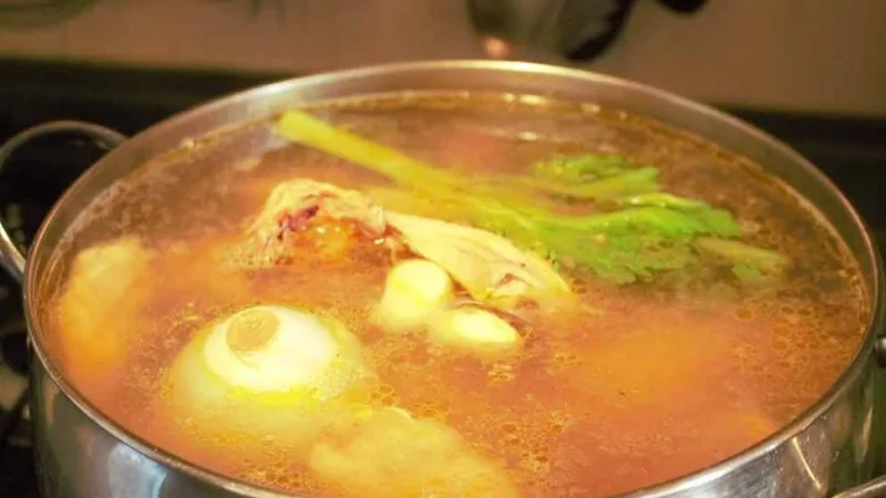 Beneficios del caldo de pata de pollo para producir más colágeno