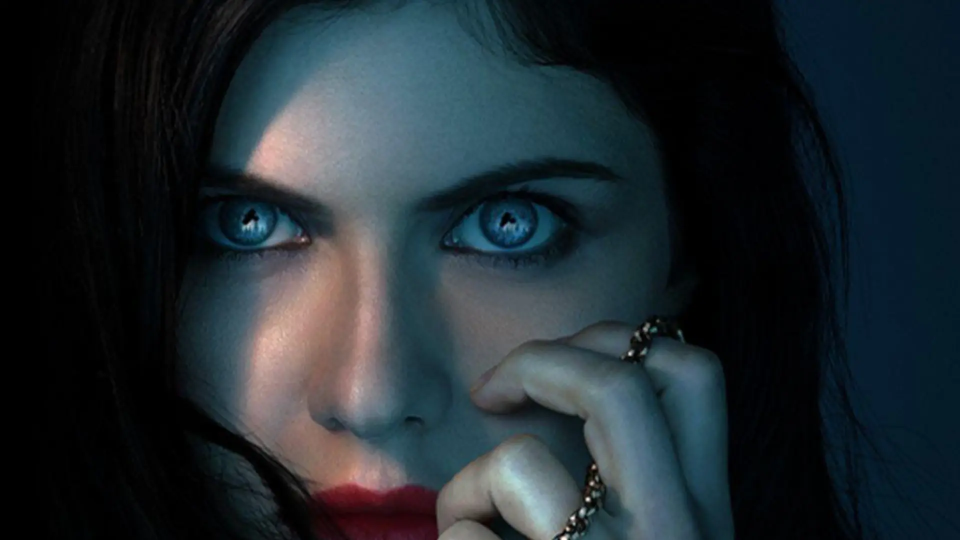 Alexandra Daddario se convierte en una letal bruja y conquista los corazones de los usuarios de Prime Video