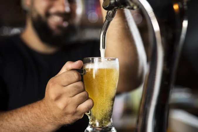 close up bartender creating delicious drink Merca2.es