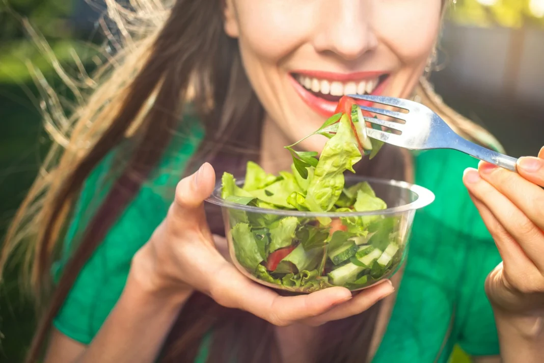 Comer ensalada todos los días: los beneficios que destacan los nutricionistas