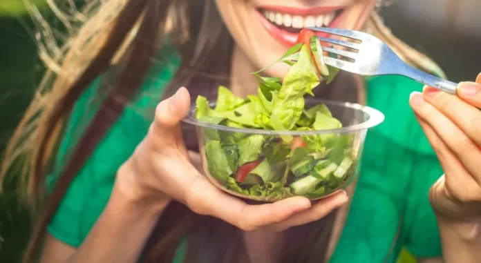 Comer ensalada todos los días: los beneficios que destacan los nutricionistas