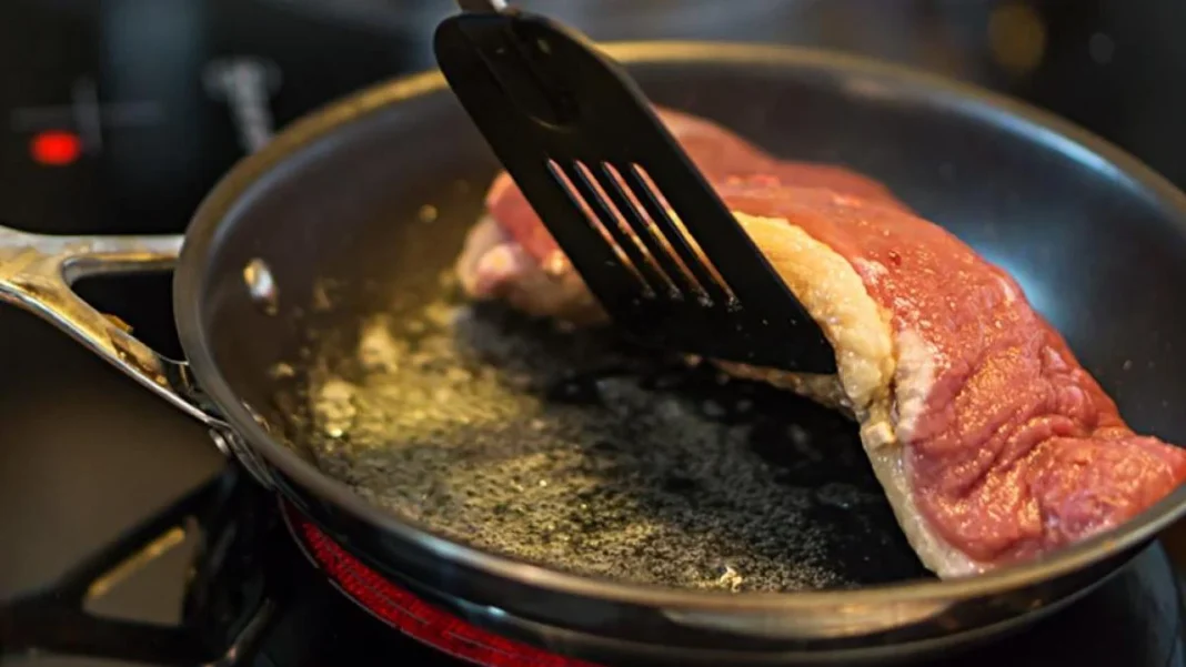 La advertencia de la OCU sobre cocinar carne congelada en la sartén