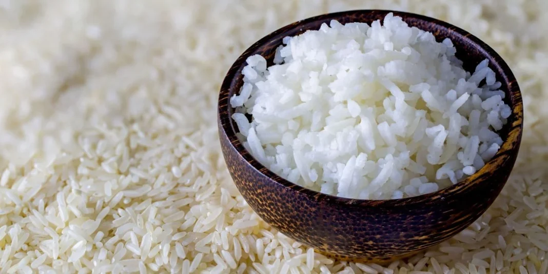 La temperatura exacta que hace del arroz blanco un plato ligero, según los nutricionistas