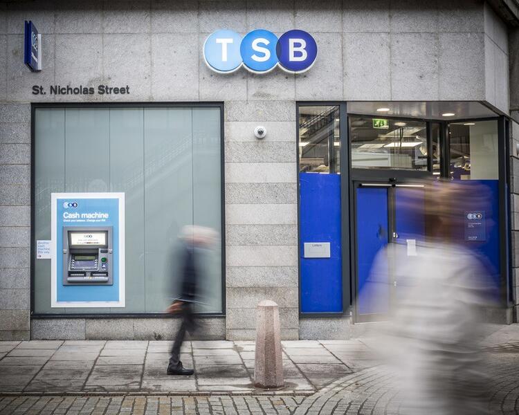 TSB (Sabadell) es sancionada con 13 millones de euros en el Reino Unido por prácticas «injustas» hacia clientes morosos