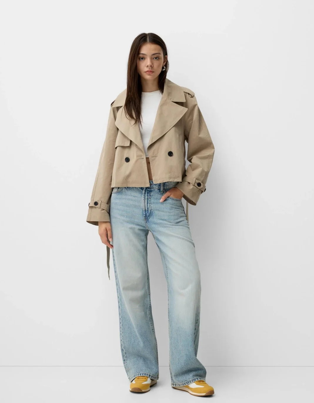 Abrigo trench corto con cinturón de Bershka