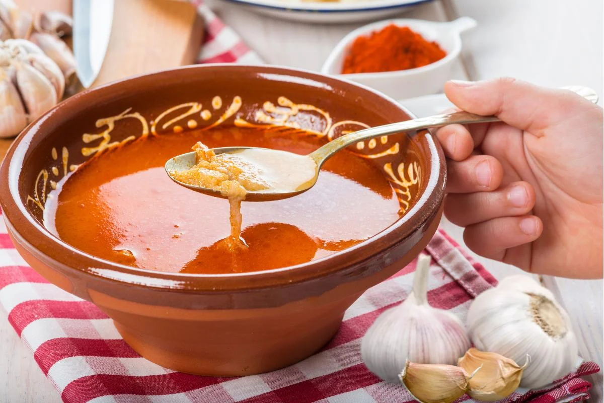 Aprende a preparar una sopa de ajo que quita el sentido