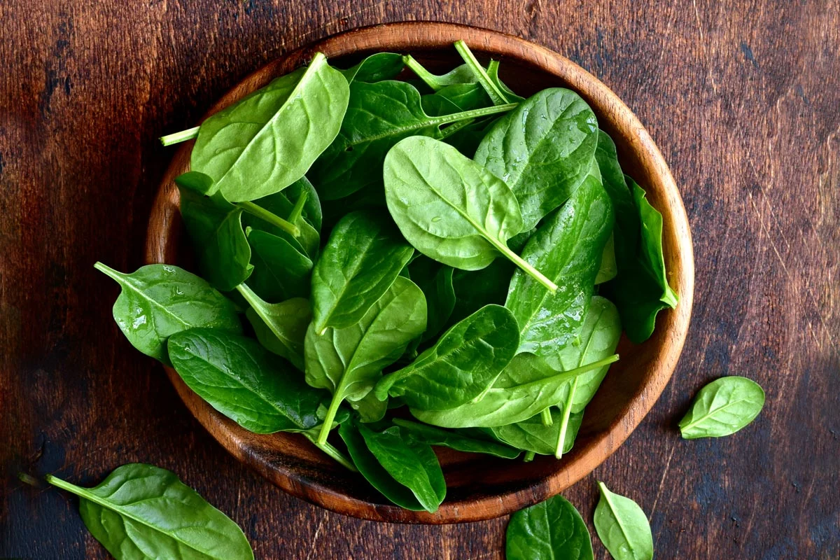 PREPARACIÓN DE LA ENSALADA EN TRES PASOS