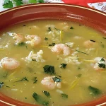 Entra en calor con esta deliciosa sopa de arroz y marisco