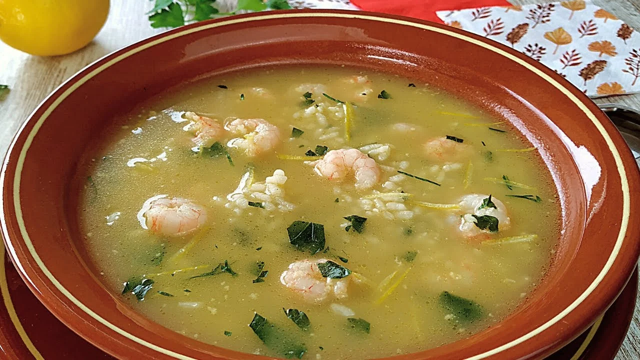 Entra en calor con esta deliciosa sopa de arroz y marisco