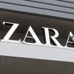 Esta blazer corta de Zara, se convertirá en tu aliada para looks de oficina o cenas informales