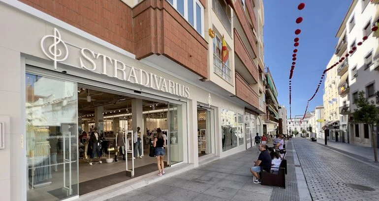 Estos vestidos de otoño de Stradivarius te hacen lucir como una parisina por la ciudad