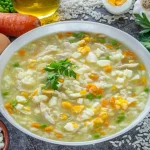 Olvídate del frío con esta sopa de fideos de arroz con verduras, setas y huevo