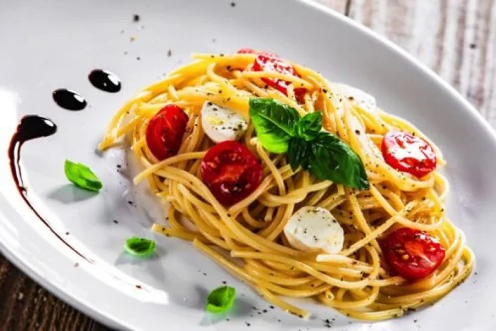 Tomate, mozzarella y 10 minutos: la pasta que te hará quedar bien en cualquier momento