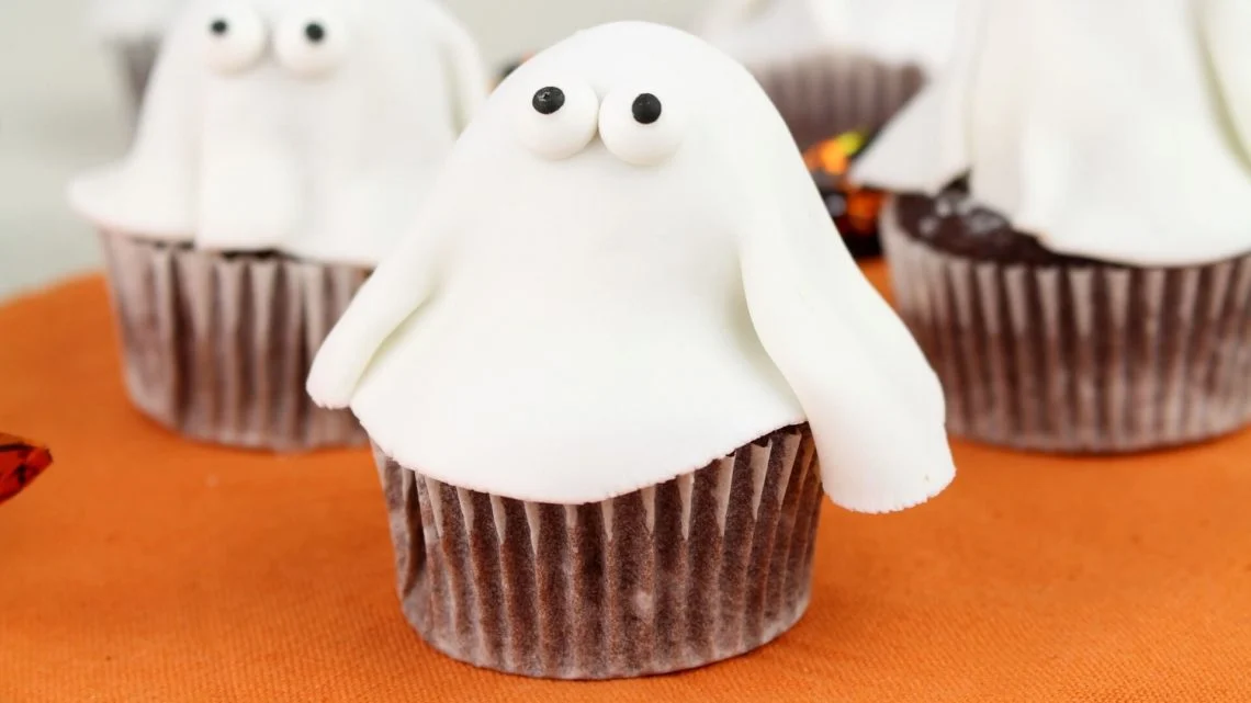 Prepárate para Halloween con estas cupcakes o magdalenas de fantasmas