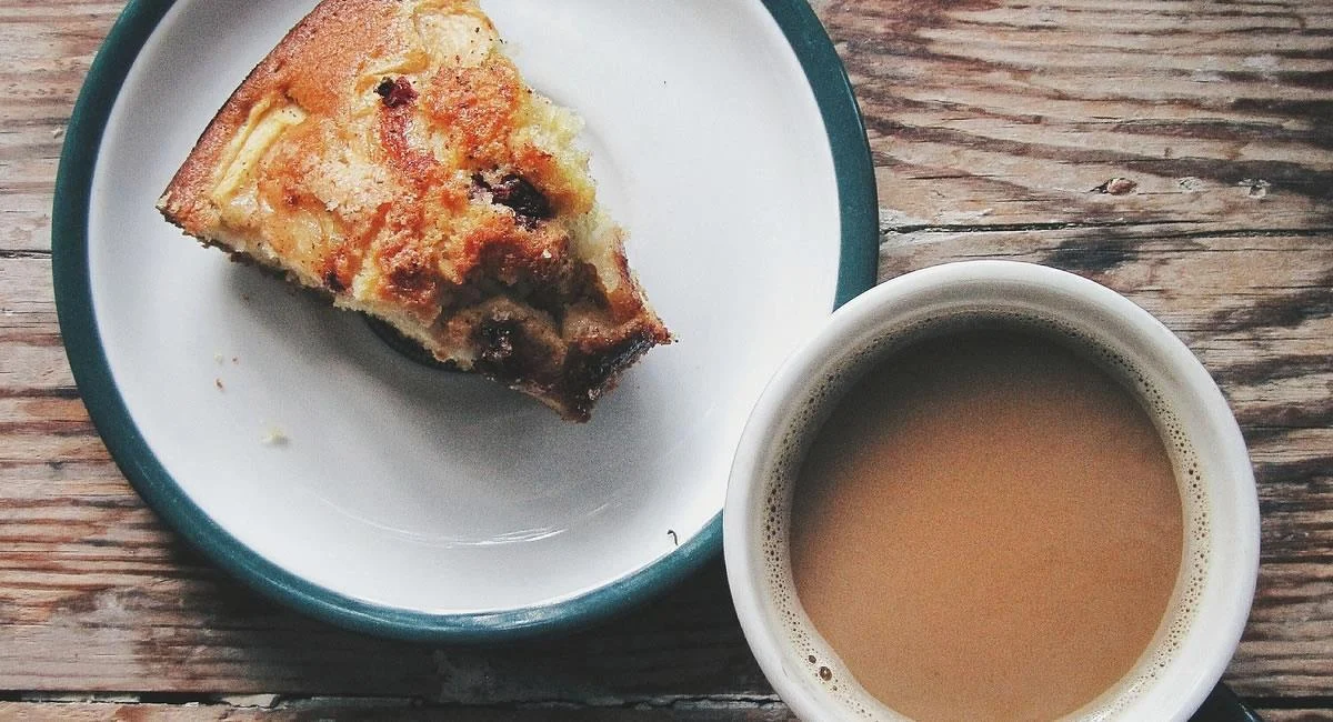 DISFRUTANDO DEL BIZCOCHO DE ALMENDRA CON CAFÉ