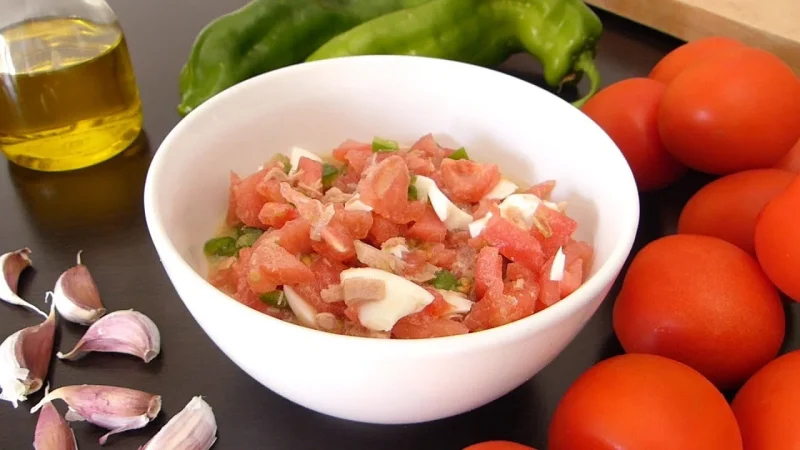 Preparación de la ensalada gitana