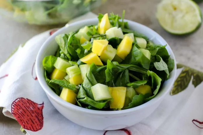 Tres ingredientes son todo lo que necesitas para esta ensalada ligera, sin tomate ni lechuga