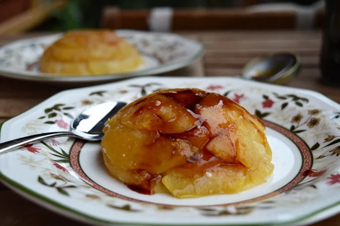 Prepara un irresistible flan de manzana sin horno en solo 3 pasos