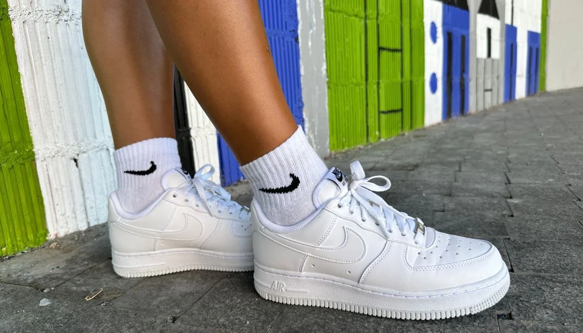 Si eres amante de las Air Force 1 blancas, agárrate porque Nike las ha reinventado para ti