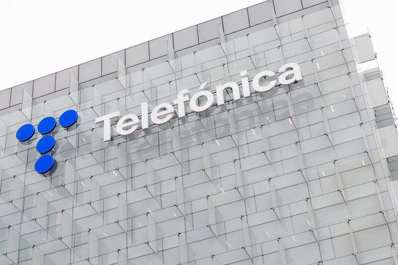 Telefónica gana hasta septiembre 989 millones de euros y confirma dividendo y previsiones de 2024