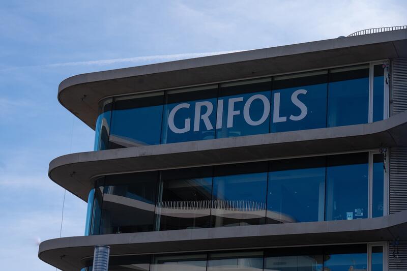 Grifols gana 88 millones hasta septiembre, frente a pérdidas de un año antes, y confirma previsiones