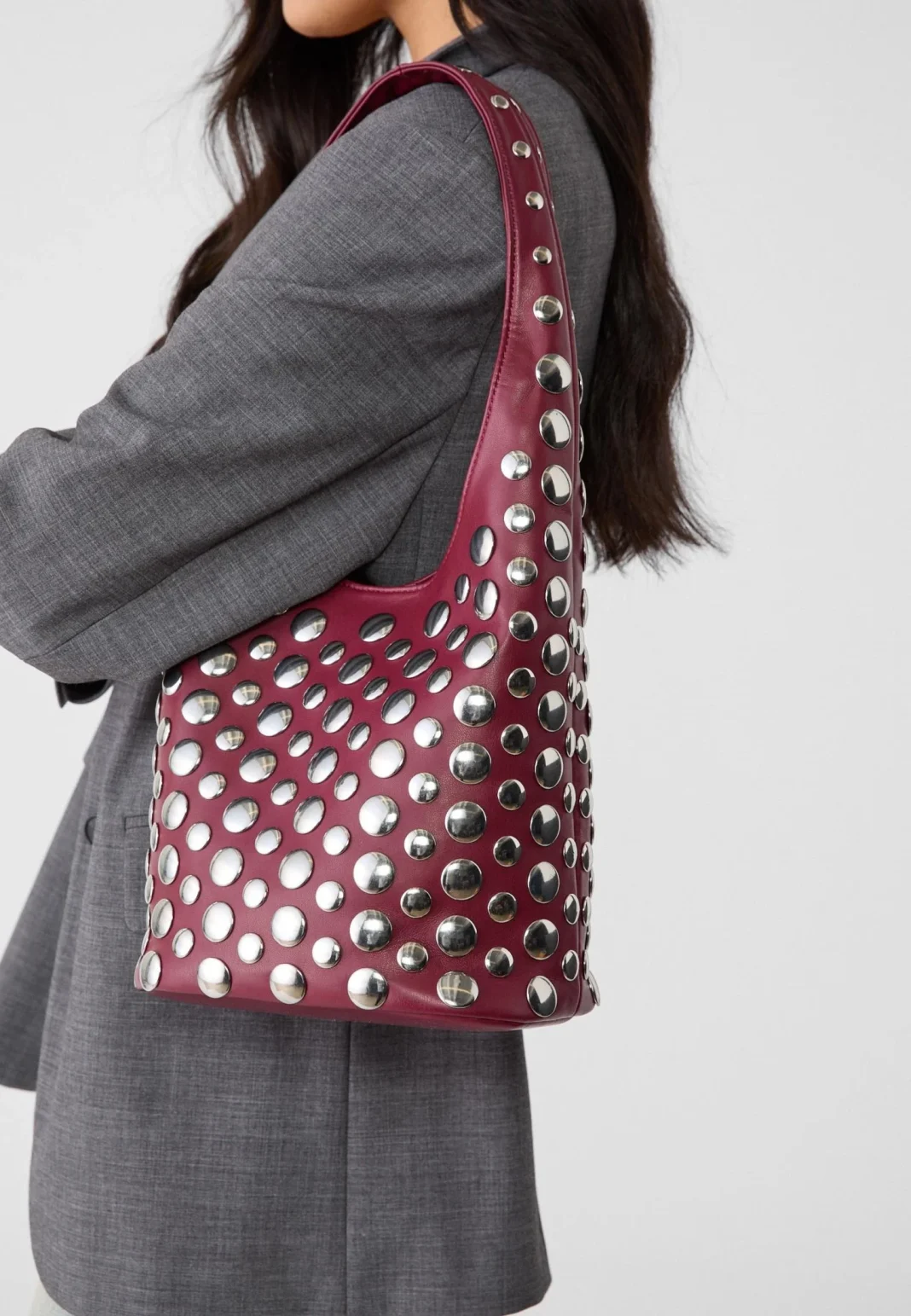 Bolso de hombro con tachas: el accesorio estrella que necesitas