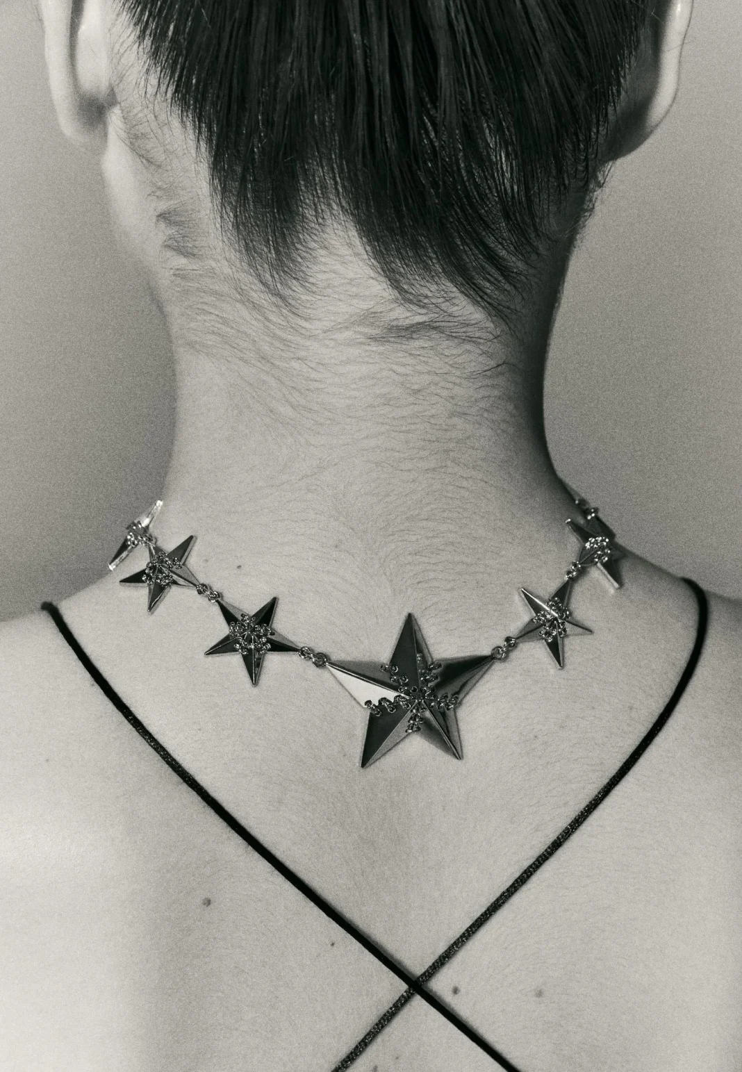 Collar estrellas Jane Kønig: un diseño celestial para brillar con estilo