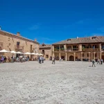 El encantador pueblo medieval de Segovia con calles empedradas y ambiente mágico