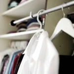 El método de Marie Kondo para no colgar camisas ni pantalones en perchas