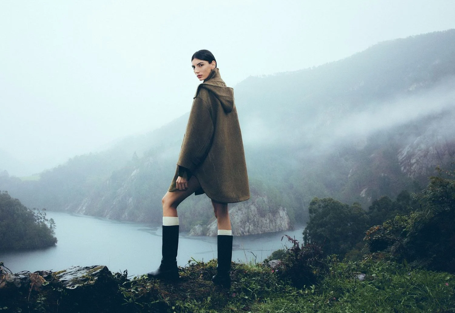 Este chaquetón con capucha de Sfera es la prenda imprescindible para un invierno cálido y a la moda