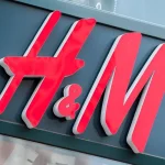 H&M tiene la bufanda efecto pelo más calentita para el invierno