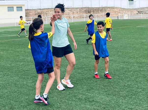 Ivana entrenando con ninos Merca2.es