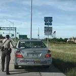 La policía hace un gesto secreto cuando detienen un coche, ¿qué significa?